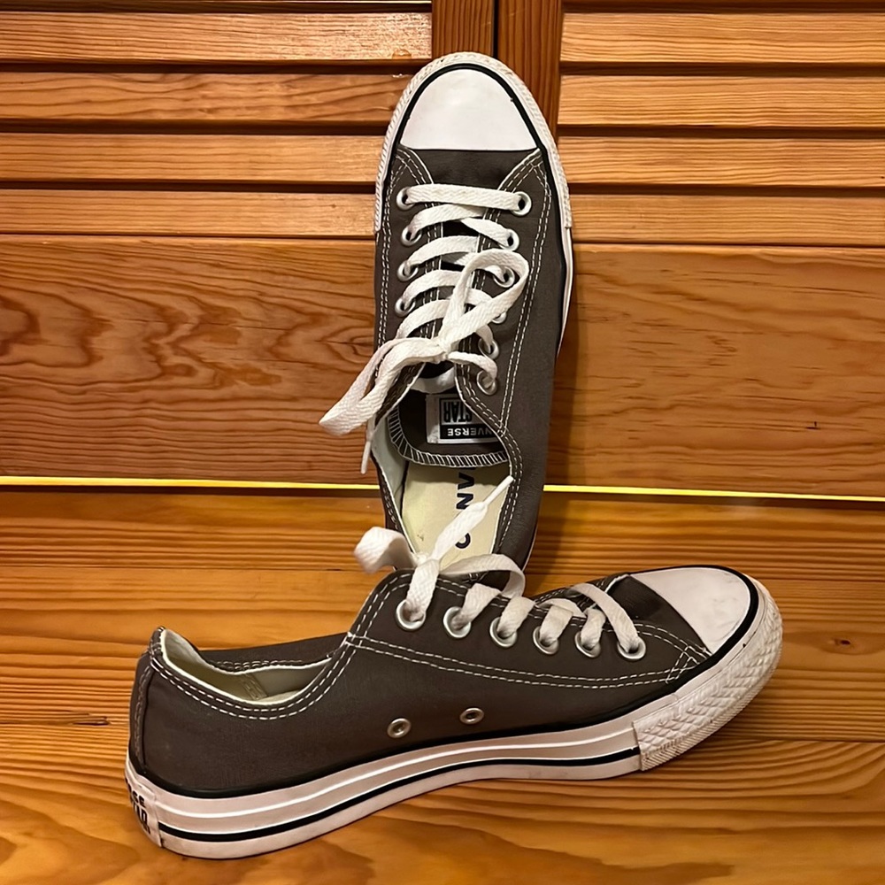 Grey low top converse